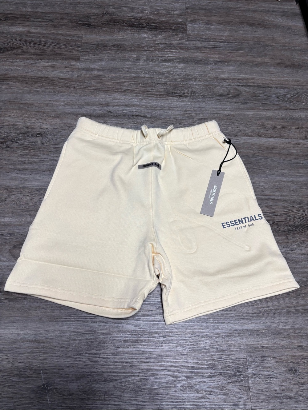 Ss20 fear of god essentials Creme short